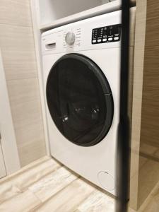 uma máquina de lavar roupa branca sentada numa cozinha em Apartment ”Sand” on island Šolta em Nečujam