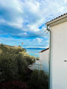 uma vista para o oceano do lado de um edifício em Apartment ”Sand” on island Šolta em Nečujam