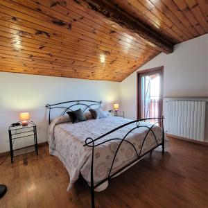 Una cama o camas en una habitación de La Mansardina sul lago Mountain Lake Iseo Hospitality