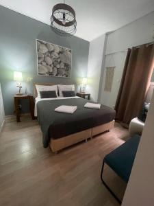 - une chambre avec un lit et 2 serviettes dans l'établissement Marina Zeas Seaside Studio-MarinaQ, au Pirée