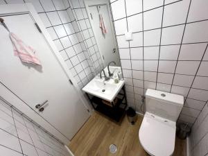 een kleine badkamer met een toilet en een wastafel bij Ambiente moderno com bom gosto in Coimbra