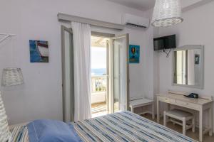 Voodi või voodid majutusasutuse Villa with View of Agios Ioannis and Pool with Jacuzzi toas