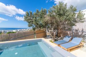 Bassein majutusasutuses Villa with View of Agios Ioannis and Pool with Jacuzzi või selle lähedal