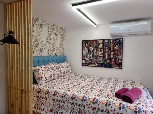 a bedroom with a bed and a painting on the wall at Estudio Brisa del Poniente Aguadulce in Aguadulce