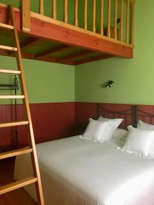 Basarte Cottage في باكيو: غرفة نوم مع سرير بطابقين وسلم