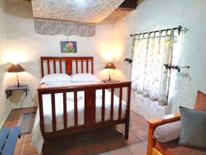 um quarto com uma cama de madeira num quarto em Fairfield Cottages em Ceres