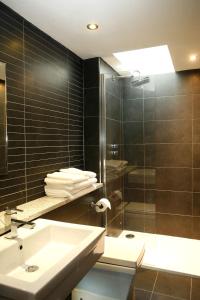 A bathroom at Northbrook Park Mews 