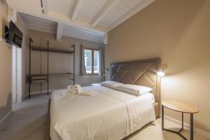 A bed or beds in a room at Relais Borgo Camisa