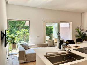een keuken en een woonkamer met een bank en een tafel bij STUDIO 14 - due biciclette incluse in Treviso