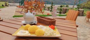 DrencovaComplex Turistic Cetatea Drencova的茶几上的一盘食物,茶壶