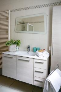 Un baño con un lavabo blanco y un espejo. en Ca' Ormesini Lovely Apartment, en Venecia 48 fotos más