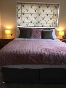 sypialnia z dużym łóżkiem z dużym zagłówkiem w obiekcie The Mistal@Cow Close Barn, Leyburn - Relax, and Enjoy w mieście Leyburn