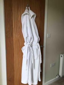 sterta ręczników wiszących na drzwiach w obiekcie The Mistal@Cow Close Barn, Leyburn - Relax, and Enjoy w mieście Leyburn