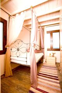 ein Schlafzimmer mit einem Himmelbett in der Unterkunft 3 bedrooms house at Kalymnos 350 m away from the beach with sea view enclosed garden and wifi in Kalymnos