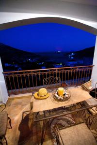 einen Balkon mit einem Tisch und Aussicht in der Unterkunft 3 bedrooms house at Kalymnos 350 m away from the beach with sea view enclosed garden and wifi in Kalymnos
