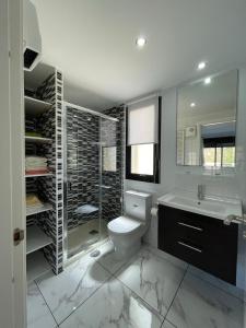 ein weißes Badezimmer mit Toilette und Waschbecken in der Unterkunft Corvera Hills, Corvera Golf and country club in Corvera