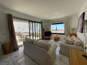 una sala de estar con 2 sofás y una ventana grande en Corvera Hills, Corvera Golf and country club, en Corvera