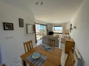 ein Esszimmer und ein Wohnzimmer mit einem Tisch und Stühlen in der Unterkunft Corvera Hills, Corvera Golf and country club in Corvera