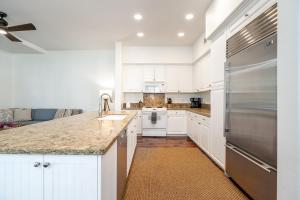 A cozinha ou cozinha compacta de Sunset Villa - Walk To Koolina Beaches - Sleeps 8