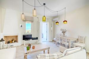 TV a/nebo společenská místnost v ubytování Welcoming Villa in Naxos with Sea and Mountain Views