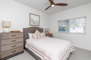 a bedroom with a bed and a ceiling fan at Sunset Villa - Walk To Koolina Beaches - Sleeps 8 in Kapolei