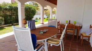 Patio alebo iná vonkajšia časť ubytovania Spacious House with Private Pool in Vera, 420 sqm