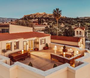 een uitzicht op een huis met een patio bij Suitas in Athene