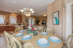 een keuken en eetkamer met een tafel en stoelen bij Oasis Villa - Heated Pool And Spa Near Disney in Davenport