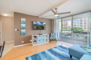 uma sala de estar com um sofá azul e um tapete azul em Walking Distance To Fabulous Waikiki Beach! em Honolulu