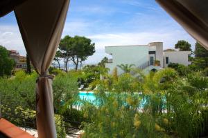 Bazén v ubytování Baia Marticana Residence Hotel nebo v jeho okolí