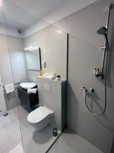een witte badkamer met een toilet en een douche bij Luxury apartment Mon Soleil in Murter