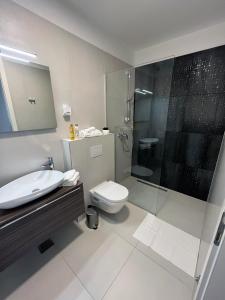een badkamer met een wastafel, een toilet en een douche bij Luxury apartment Mon Soleil in Murter