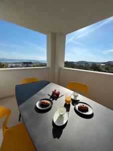 een eetkamer met een tafel met borden eten bij Luxury apartment Mon Soleil in Murter