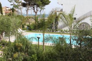 Bazén v ubytování Baia Marticana Residence Hotel nebo v jeho okolí