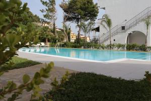 Bazén v ubytování Baia Marticana Residence Hotel nebo v jeho okolí