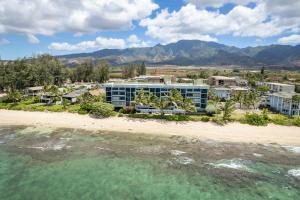 una vista aérea del complejo desde la playa en Sunset Shores - Waialua Oceanfront Retreat, en Waialua