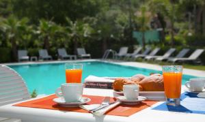 Bazén v ubytování Baia Marticana Residence Hotel nebo v jeho okolí