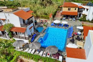 una vista aérea de una piscina con sombrillas en Ledra Maleme Hotel, en Máleme