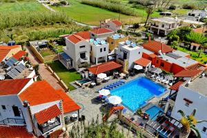 een luchtzicht op een huis met een zwembad bij Ledra Maleme Hotel in Maleme