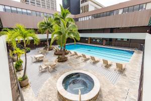 Spacious Downtown Executive Retreat - Free Parking في هونولولو: اطلالة علوية على مسبح في مبنى