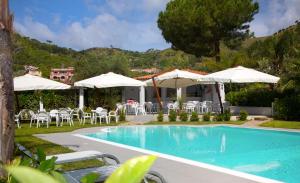Bazén v ubytování Baia Marticana Residence Hotel nebo v jeho okolí