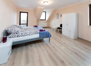 Rúm í herbergi á Moody Hostel