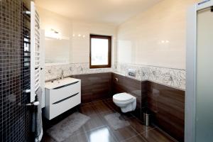 La salle de bains est pourvue de toilettes et d'un lavabo. dans l'établissement Moody Hostel, à Mława