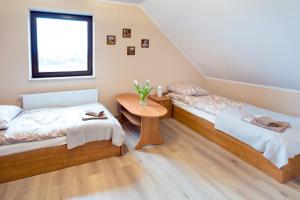 Rúm í herbergi á Moody Hostel