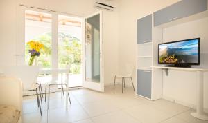 TV a/nebo společenská místnost v ubytování Baia Marticana Residence Hotel