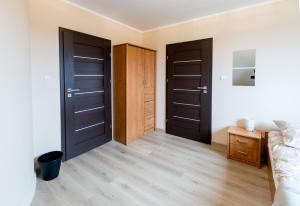 Rúm í herbergi á Moody Hostel