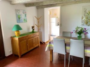 SalviacにあるMaison de 2 chambres avec piscine privee jardin amenage et wifi a Salviacのダイニングルーム(テーブル、白い椅子付)