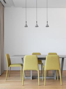 mesa y sillas en una sala de reuniones en Two-bedroom luxury apartment 2 mins to the sea, en Budva