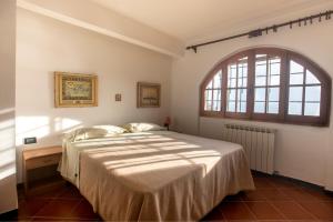 - une chambre avec un lit et une fenêtre dans l'établissement 079 - La Villa storica Il Vigneto 45A, 7 minuti dal mare - Parcheggio privato GRATIS, à Moneglia