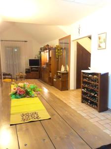 - un salon avec des bouteilles de vin dans l'établissement One bedroom house with sea view enclosed garden and wifi at Canosa Sannita, à Canosa Sannita